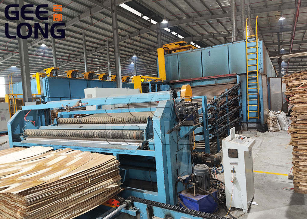 China Roller Type Veneer Dryer Machine yang dieksport ke Rusia oleh Shandong Geelong Machinery Company.