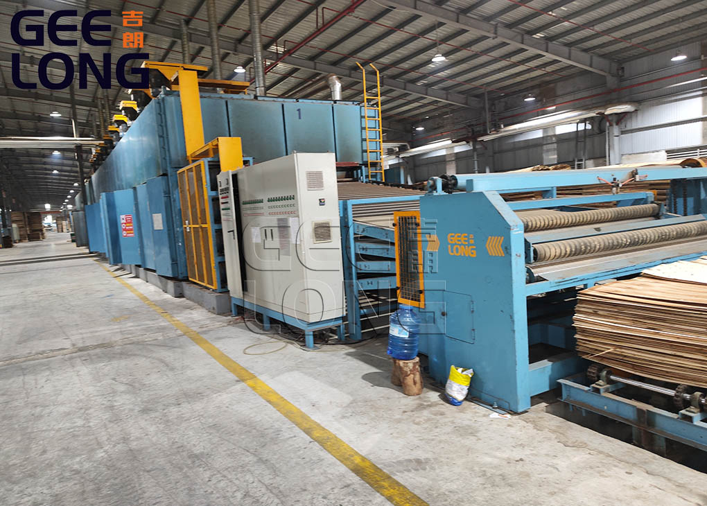 China Roller Type Veneer Dryer Machine yang dieksport ke Rusia oleh Shandong Geelong Machinery Company.